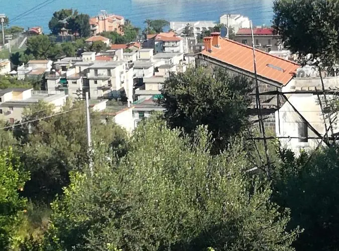 ゲストハウス Lemons Hill 4*